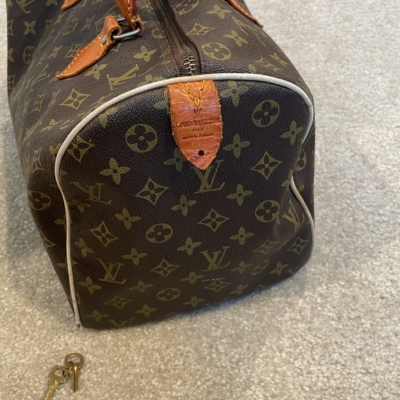 Authentic Louis Vuitton Speedy 35! Vintage bag! Comes with lock and key - Picture 8 of 17